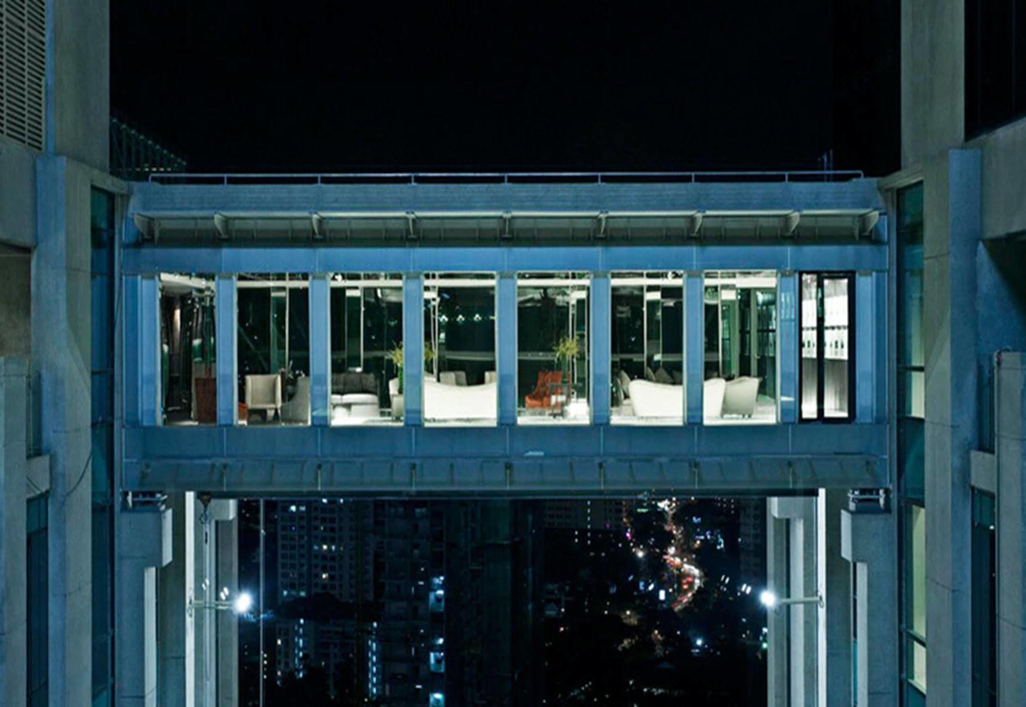 Gtower Hotel 쿠알라룸푸르 외부 사진 Skyline at night