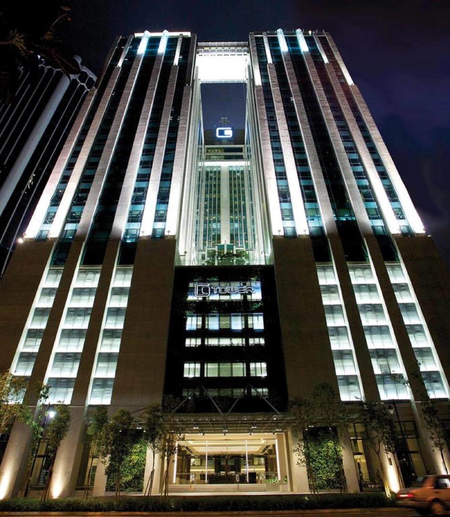 Gtower Hotel 쿠알라룸푸르 외부 사진 The hotel at night
