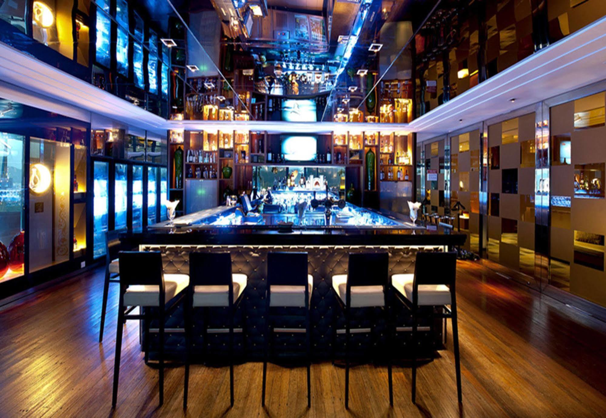 Gtower Hotel 쿠알라룸푸르 외부 사진 The bar at the 1919